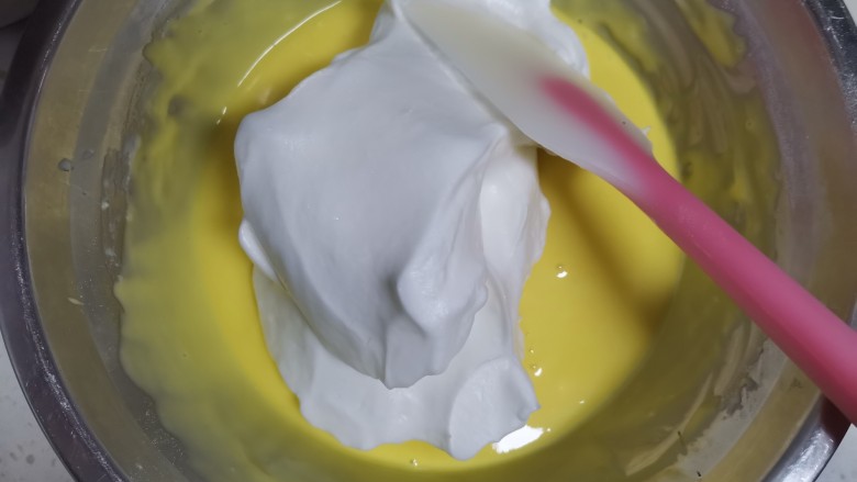海苔肉松纸杯蛋糕🍰,取1/3的蛋白霜到蛋黄糊里翻拌均匀
