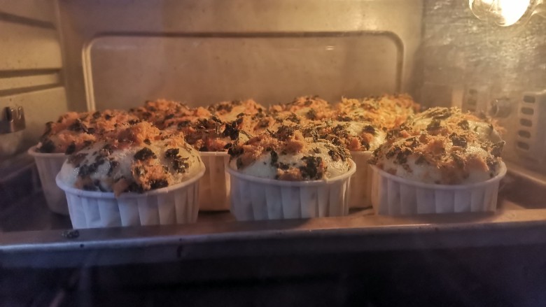 海苔肉松纸杯蛋糕🍰,送入预热好的烤箱，上下火150度烤30分钟