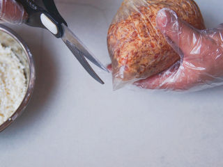 糯米肉丸子,将肉馅放入一个食品袋中，用厨房剪刀剪开一个角，形成一个漏斗形的小口，每次挤一个圆球。