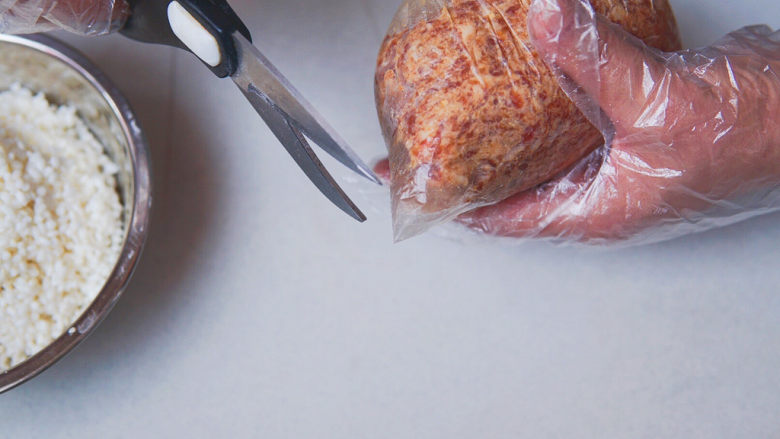 糯米肉丸子,将肉馅放入一个食品袋中，用厨房剪刀剪开一个角，形成一个漏斗形的小口，每次挤一个圆球。