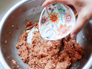 糯米肉丸子,为避免肉丸太紧实，要少量多次加入三十克水，且每一次加水，都要顺一个方向搅打上劲。