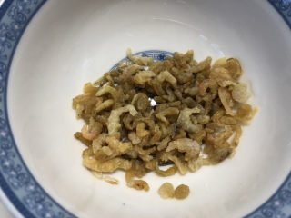 韭菜炒虾米,将海米用水清洗一下