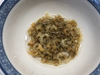 韭菜炒虾米,加入少量温水，将海米泡软