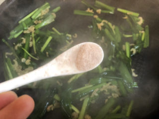 韭菜炒虾米,加入适量盐