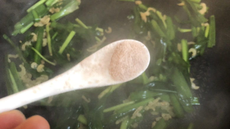 韭菜炒虾米,加入适量盐