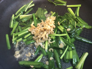 韭菜炒虾米,倒入海米，泡海米的水一起加进去