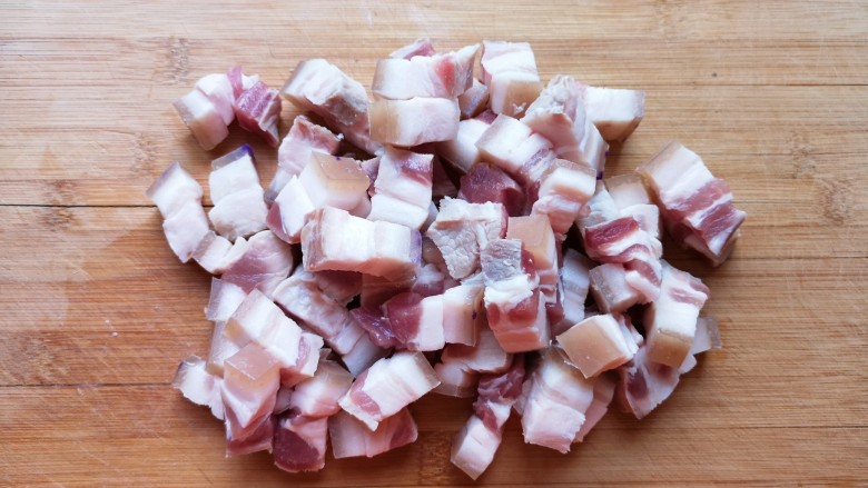 素鸡烧肉,焯过水的五花肉冲洗干净，切成小块。