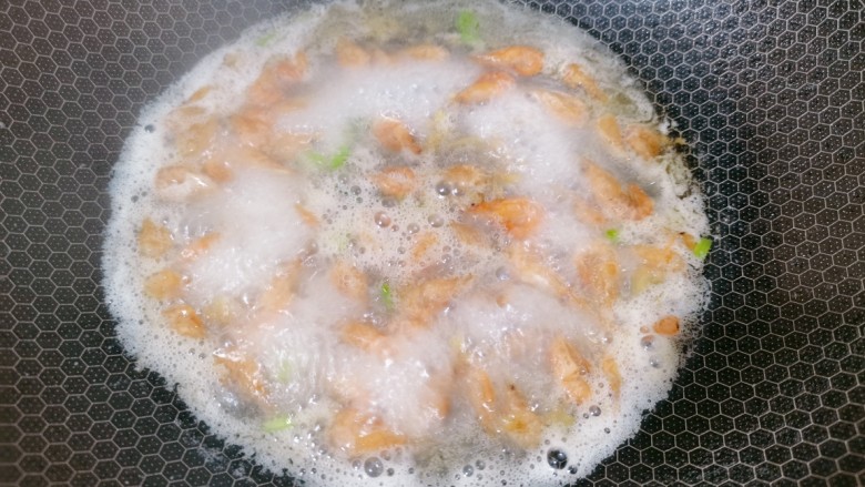 韭菜炒虾米,再加点水把它焖一会