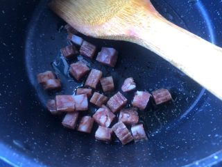 萝卜干炒毛豆,下入腊肠先炒变色。