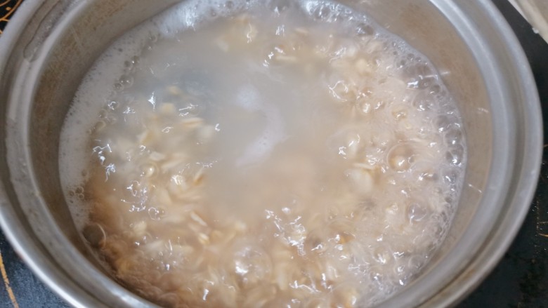 牛奶燕麦粥,锅里加入适量清水，把麦片放入大火煮开