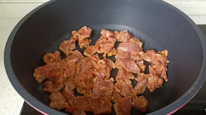 牛肉粉丝煲,热锅热油放入牛肉丝翻炒。