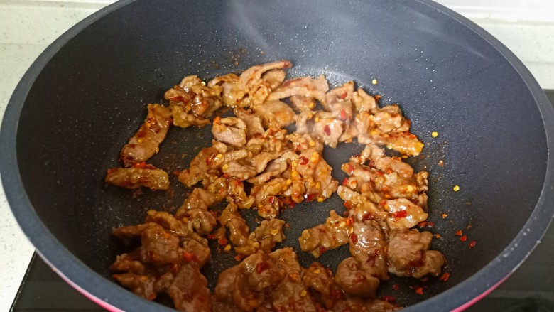 牛肉粉丝煲,加少许的辣椒粉翻炒均匀。