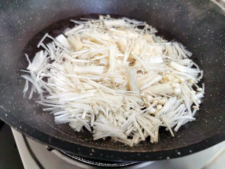黄瓜凉拌金针菇,金针菇下沸水锅中