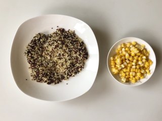藜麦虾仁蔬菜沙拉,三色藜麦洗净浸泡一小时，玉米已经剥好粒，一起上锅蒸15分钟至熟。