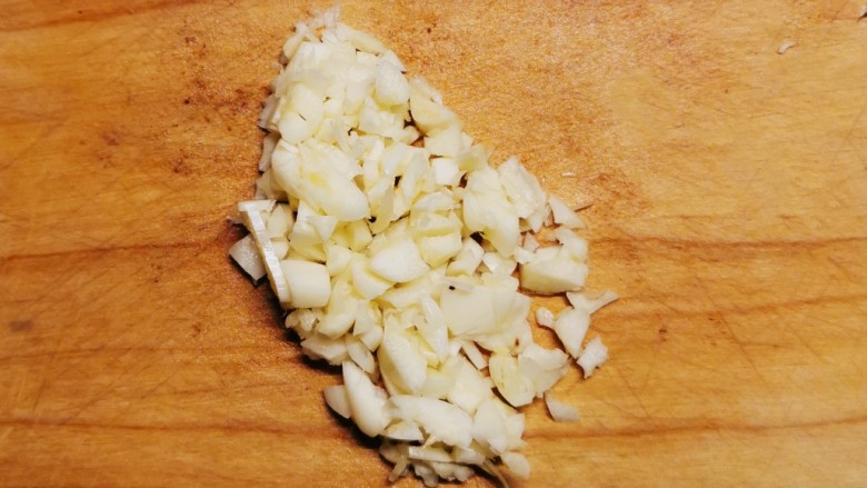 黄瓜凉拌金针菇,蒜切碎。
