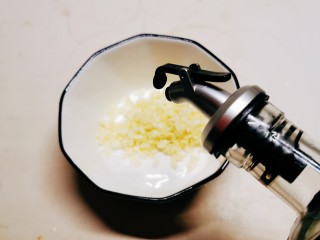 黄瓜凉拌金针菇,放入小碗里，倒入酱油。