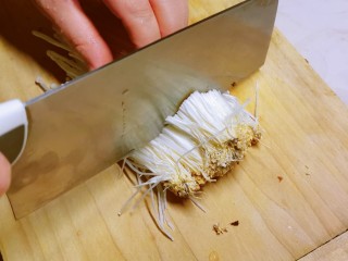 黄瓜凉拌金针菇,去掉金针菇的根部。