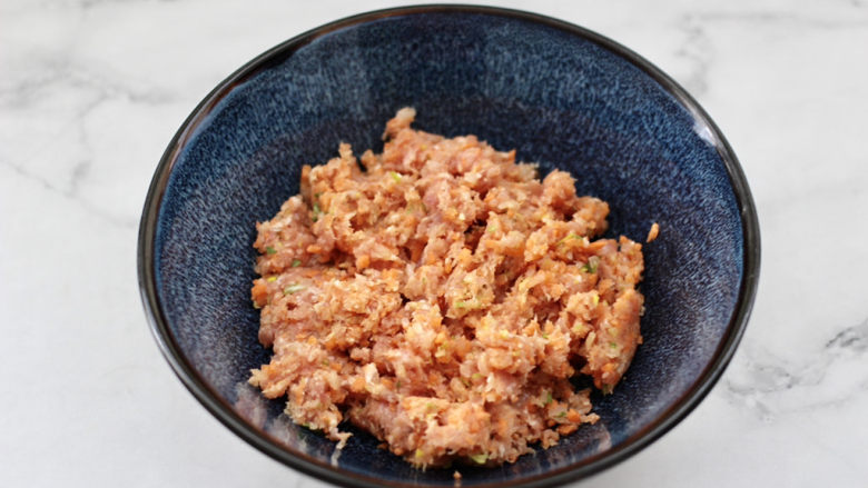 虾仁胡萝卜大汤圆,绞好的肉泥放入大碗里。