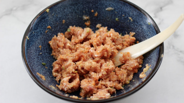 虾仁胡萝卜大汤圆,把所有调料食材混合顺时针方向搅拌上劲，馅料就做好了。