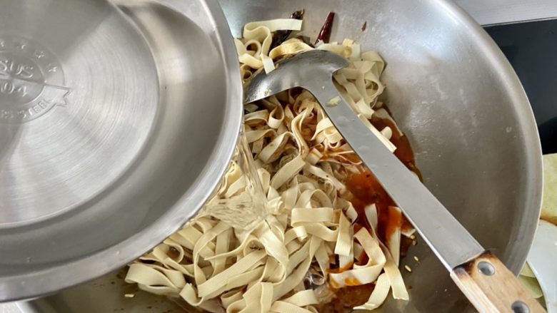 麻辣豆皮➕金针菇麻辣豆皮,加入适量热水，沒过豆皮