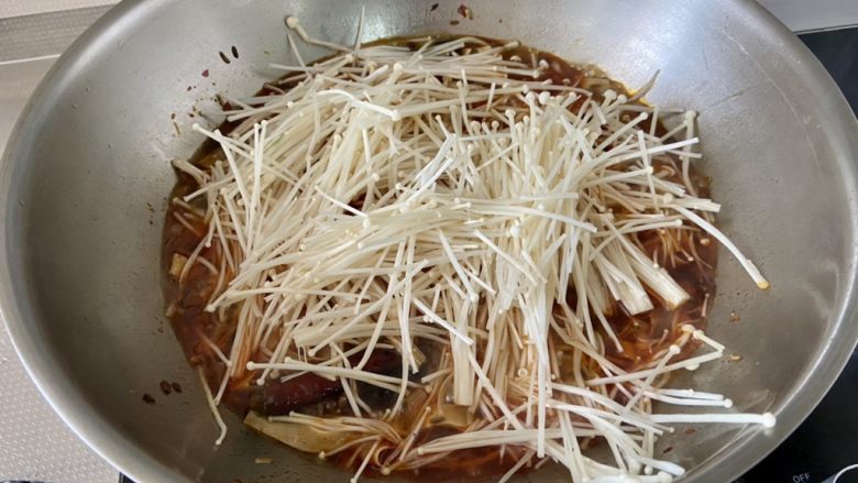 麻辣豆皮➕金针菇麻辣豆皮,开盖，加入金针菇