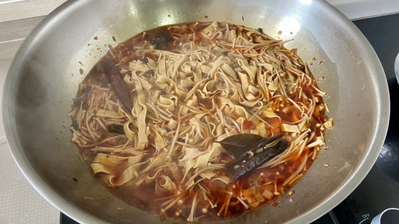 麻辣豆皮➕金针菇麻辣豆皮,收到汤汁浓郁，可以尝下味道，如果觉得淡，可以补充少许食盐。