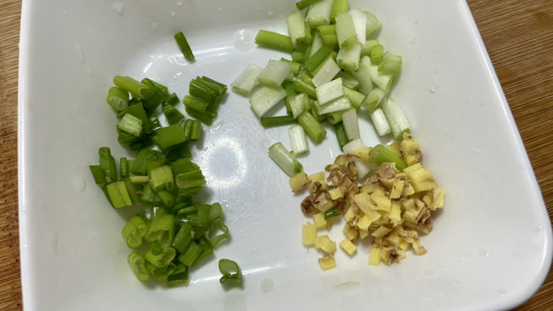 鸭血豆腐汤,小葱分葱白葱叶分开切末，姜切末