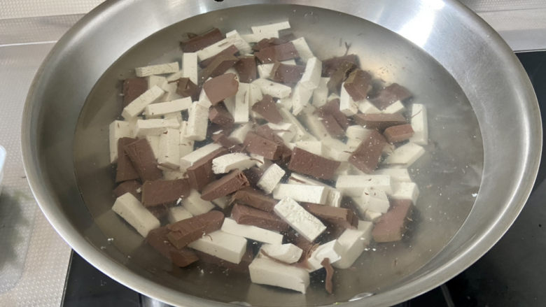 鸭血豆腐汤,下鸭血豆腐，煮一分钟