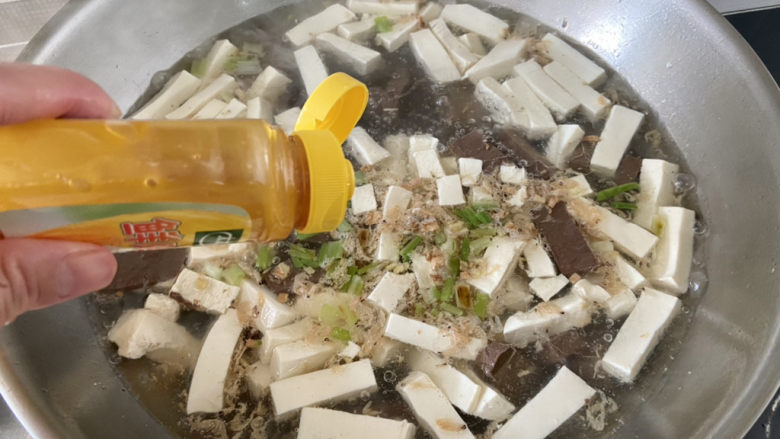 鸭血豆腐汤,调味：一茶匙太太乐鸡汁