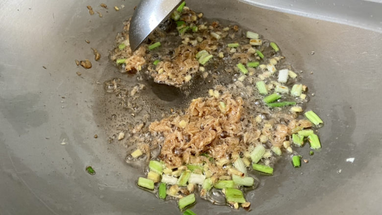 鸭血豆腐汤,下虾皮，小火煸炒半分钟