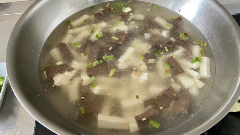 鸭血豆腐汤,下鸭血豆腐，加入适量热水煮开