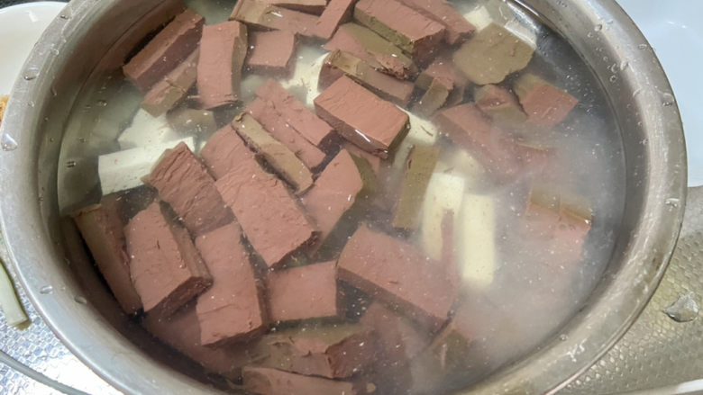 鸭血豆腐汤,清水浸泡十分钟，有助于去除腥味杂质