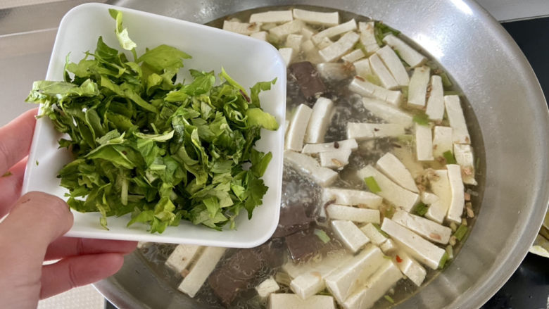鸭血豆腐汤,加入芹菜叶煮十来秒，关火