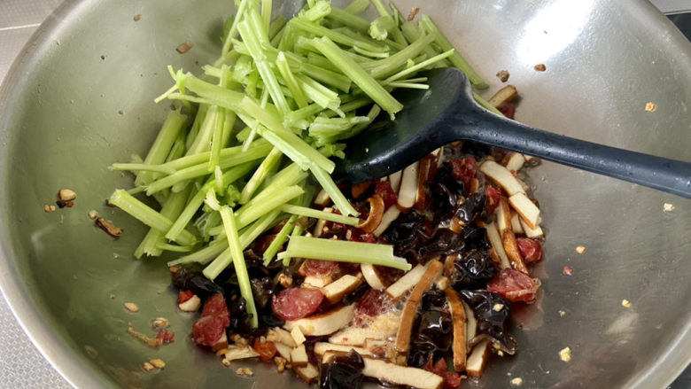 芹菜炒豆干➕芹菜腊肠炒香干,加入芹菜段