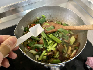 酸豆角炒腊肉,加入蒜叶，尝下咸淡，如果觉得淡，可以补充少许盐，翻炒均匀出锅