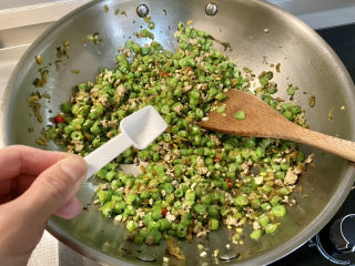 雪菜四季豆➕雪菜肉末四季豆,如果觉得淡，可以根据个人口味补充少许食盐，翻炒均匀出锅