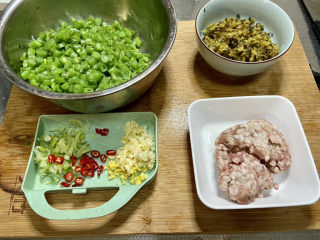雪菜四季豆➕雪菜肉末四季豆,全部食材准备好