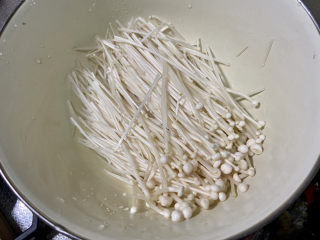 黄瓜凉拌金针菇➕黄瓜胡萝卜拌金针,金针菇去根撕小朵洗净