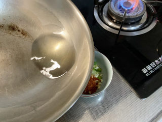黄瓜凉拌金针菇➕黄瓜胡萝卜拌金针,油烧到八成热，分次浇在辣椒粉上，搅拌均匀