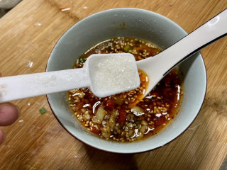 黄瓜凉拌金针菇➕黄瓜胡萝卜拌金针,一茶匙白糖