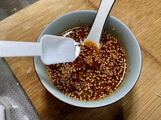黄瓜凉拌金针菇➕黄瓜胡萝卜拌金针,搅拌均匀，尝下咸淡，如果觉得淡可以补充少许盐拌匀