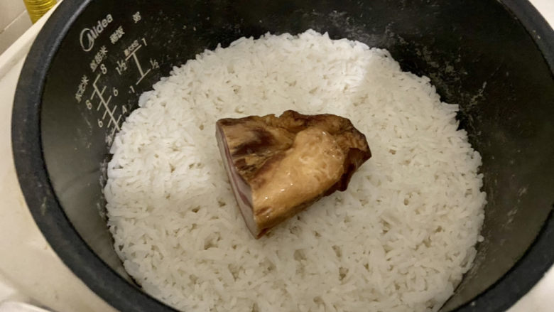 腐竹炒木耳➕腐竹腊肉炒木耳,我是焖米饭时放在米饭上，大家可以用水煮10分钟