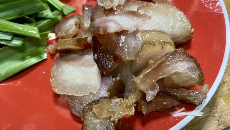 腐竹炒木耳➕腐竹腊肉炒木耳,米饭焖好，取出腊肉，切片