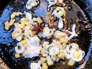 红烧羊肉煲,锅中倒入底油加热放入花椒和八角炸香再放入葱姜蒜爆香