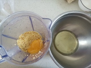 蔓越莓小米蒸糕,分離蛋清蛋黃，蛋黃分離在小米里面，蛋清分離在一個無水無油的盆里，蛋黃不能滴進蛋清里，否則蛋白打不起來