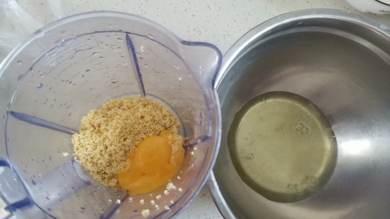 蔓越莓小米蒸糕,分离蛋清蛋黄，蛋黄分离在小米里面，蛋清分离在一个无水无油的盆里，蛋黄不能滴进蛋清里，否则蛋白打不起来