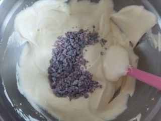 蔓越莓小米蒸糕,加入蔓越莓干，翻拌均勻