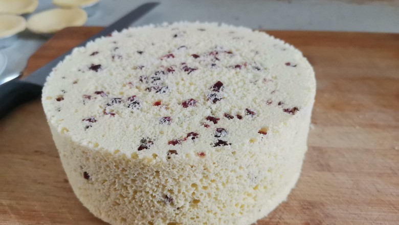 蔓越莓小米蒸糕,脱模后的的小米蒸糕切块即可食用