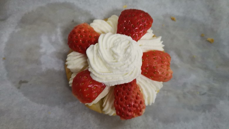 草莓拿破仑小蛋糕（蛋挞皮版）,水果中间再挤一点奶油