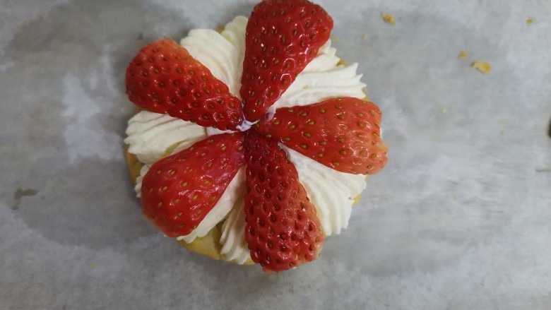 草莓拿破仑小蛋糕（蛋挞皮版）,放上草莓